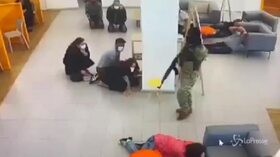Georgia, tenuti ostaggio in una banca: le immagini della telecamera di sicurezza