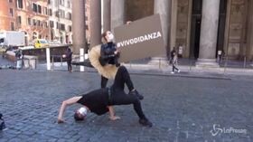 Piroette e pliés davanti al Pantheon contro la chiusura delle scuole di danza