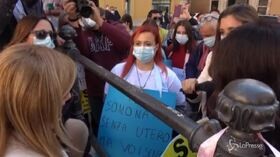 Roma, donne con la sindrome Rokitansky incontrano Giorgia Meloni: “Per noi la gestazione per altri è fondamentale”