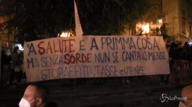 Scatta coprifuoco a Napoli, migliaia in corteo contro le restrizioni di De Luca