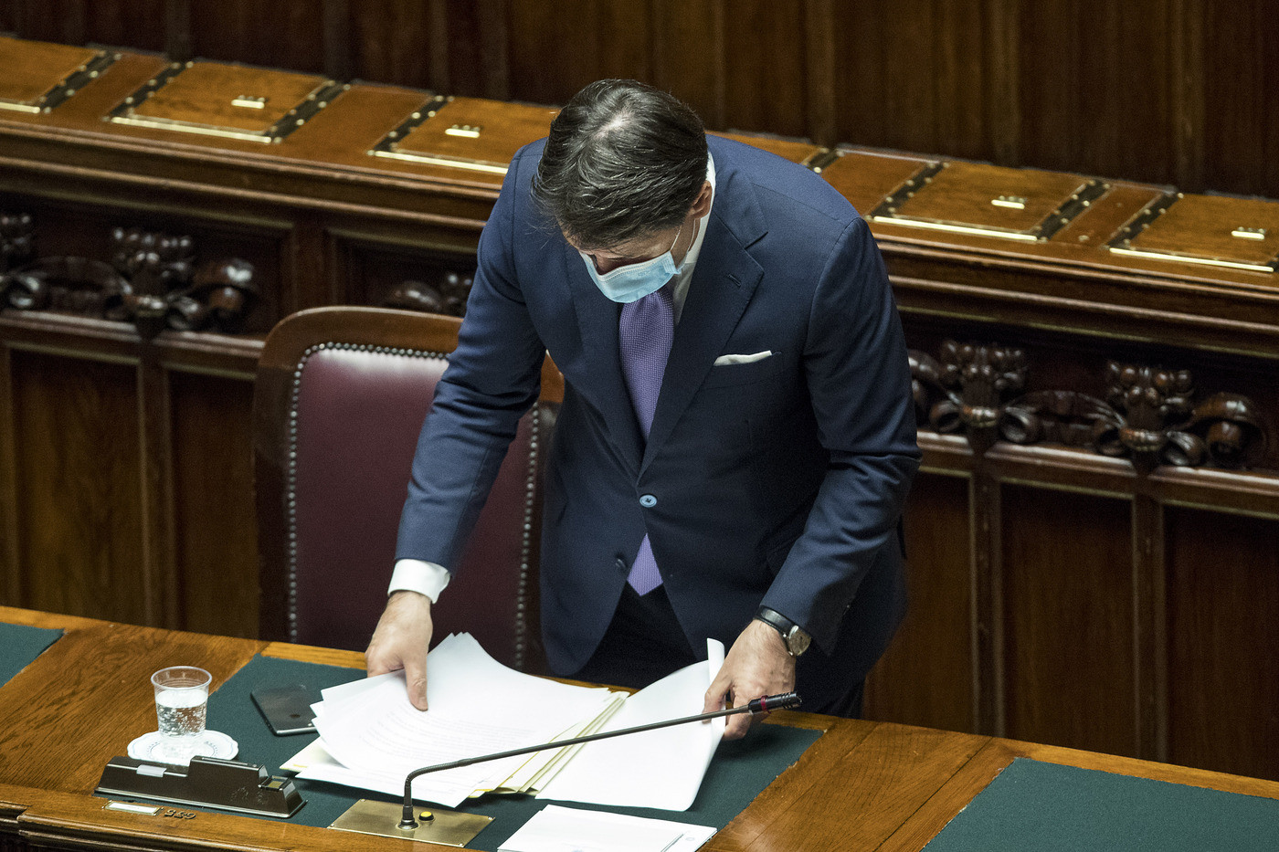 Governo sotto pressione: De Luca invoca lockdown, Conte resiste