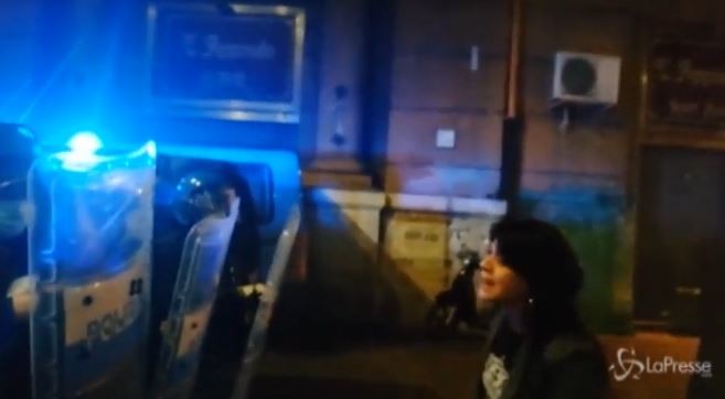 Napoli, manifestanti contro il coprifuoco: “Dove sono i soldi della sanità”