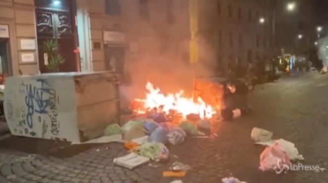 Napoli, la devastazione dopo gli scontri della notte: roghi in strada e cassonetti distrutti