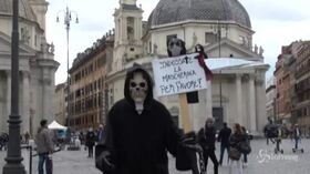 Roma, in piazza La Morte con un cartello in mano: “Indossate la mascherina”