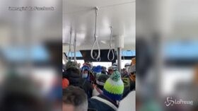 Funivia di Cervinia stipata: tutti vicini nonostante il Covid, il video virale sui social