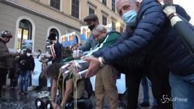 Roma, la protesta dei commercianti: birre in strada contro la chiusura anticipata