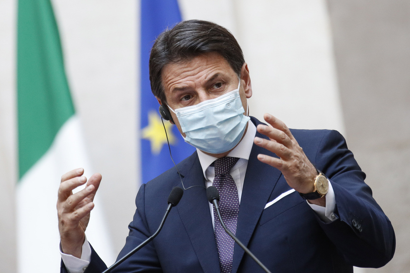 Conte firma il dpcm, locali chiusi alle 18: “Va scongiurato nuovo lockdown”