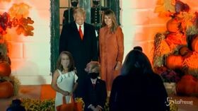 Halloween, alla Casa Bianca due bambini travestiti da Trump e Melania