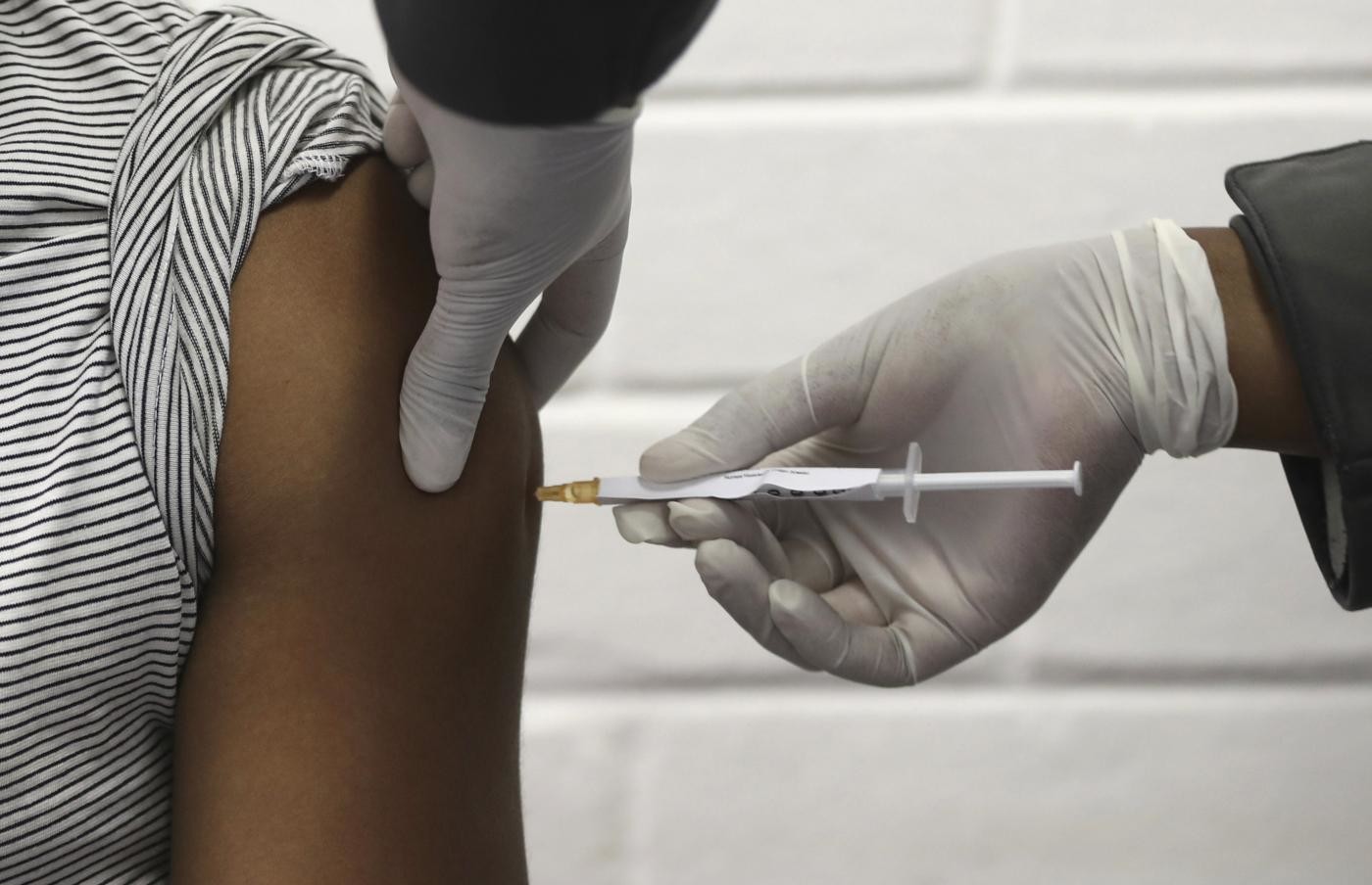 Irbm: Entro giugno tutti quelli che vorranno potranno vaccinarsi