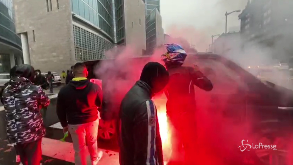 Milano: fumogeni e blocco traffico davanti alla sede di Regione Lombardia