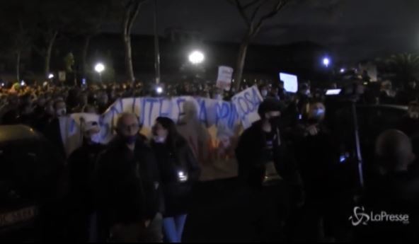 Napoli, manifestazione contro misure anti Covid: polizia lascia arrivare manifestanti alla Regione