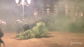 Torino, tensioni alla manifestazione contro misure anti Covid: vetrine rotte e fumogeni