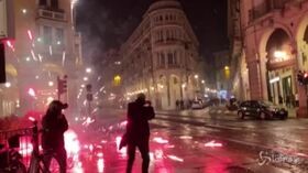 Torino, fuochi d’artificio e roghi: guerriglia nel centro città