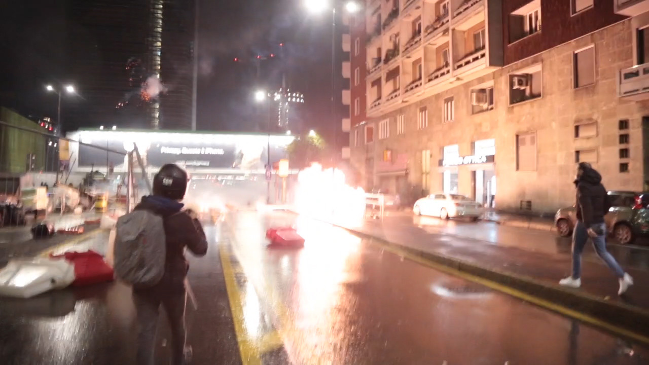 Milano, proteste contro misure anti-Covid: manifestanti lanciano bombe carta e molotov