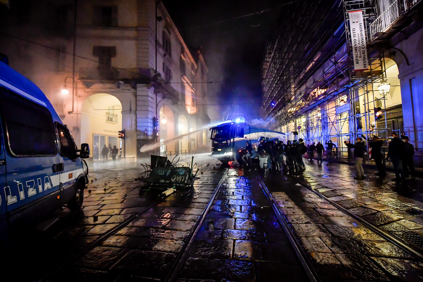 Torino, scontri e saccheggi violenti contro il Dpcm
