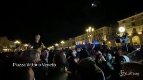 Torino: la lunga notte di guerriglia contro il Dpcm in 3 minuti