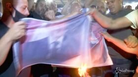 Proteste contro la Francia in Palestina: bruciate immagini del presidente Macron