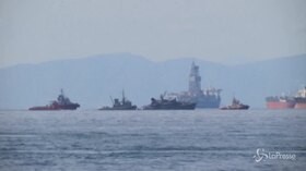 Atene, incidente al Pireo: portacontainer sperona nave militare
