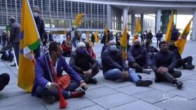 Ambulanti in protesta sotto Regione Lombardia: “Dobbiamo stare a casa? Dateci i soldi”