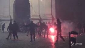 Proteste a Roma contro Dpcm, guerriglia a Piazza del Popolo