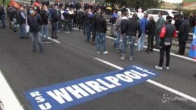 Operai Whirlpool bloccano autostrada a Napoli, manichino impiccato al cavalcavia