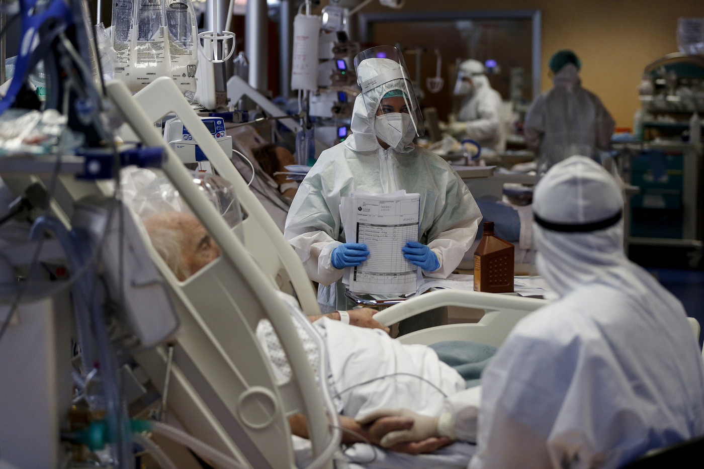 Medico italiano a Parigi: “Qui fuori controllo, l’Italia non perda il vantaggio”