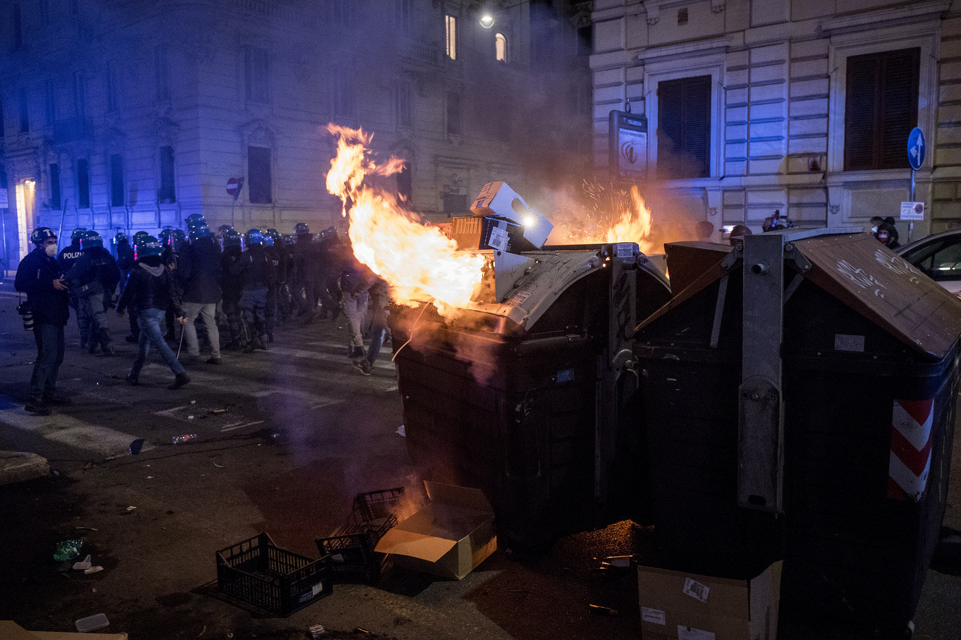 Roma, la serata di scontri in 3 minuti: idranti, lacrimogeni e bombe carta