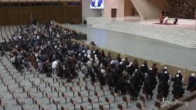 Papa ai fedeli: “Non posso salutarvi per colpa della ‘signora covid'”