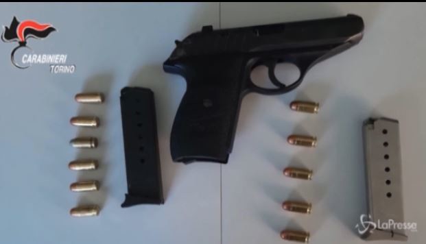 Torino, minaccia con una pistola un venditore: arrestato dai carabinieri