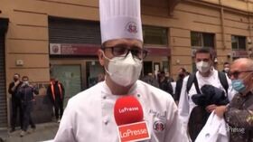 Napoli, ristoratori in piazza: “Subito i soldi sui conti correnti dei lavoratori”