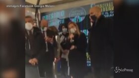 Meloni al presidio di FdI vicino al Parlamento: “Violenti che devastano città sono funzionali al regime”