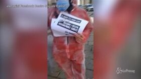 Milano, Blitz alla Banca d’Italia: militanti del centro sociale Cantiere vestiti come la ‘Casa di carta’