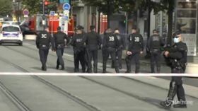 Francia: la polizia schierata sulla scena dell’attentato a Nizza