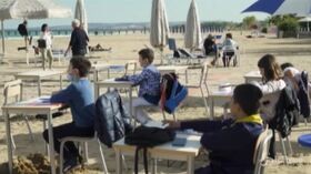 La scuola in spiaggia, studenti con i piedi nella sabbia a Vasto Marina