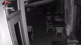 Torino, ladro saluta la telecamera dopo il furto: arrestato dai carabinieri