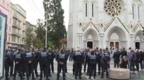 Francia, Macron sul luogo dell’attentato a Nizza