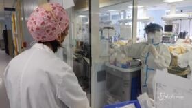 Roma, infermieri in terapia intensiva sovraccarichi di lavoro: “La paura c’è ma bisogna affrontarla”