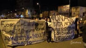 Napoli, fiaccolata per i detenuti: con Covid Poggioreale è una polveriera