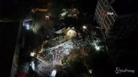 Terremoto Turchia, Smirne: si cercano sopravvissuti tra le macerie
