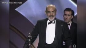 Oscar 1988, Sean Connery riceve la statuetta come miglior attore non protagonista