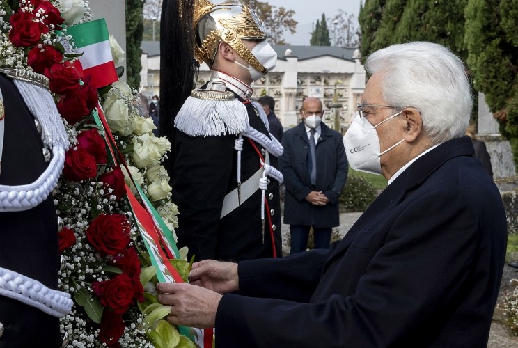 Mattarella a sorpresa nel bresciano: il capo dello Stato onora le vittime del Covid