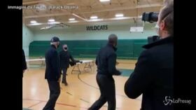 Usa 2020, Obama segna da tre a basket e infiamma i social
