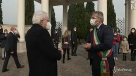 Coronavirus, Mattarella a sorpresa in cimitero del Bresciano: “Un pensiero a tutti i morti in solitudine”