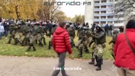 Minsk, migliaia in corteo contro Lukashenko: polizia spara in aria per disperdere folla