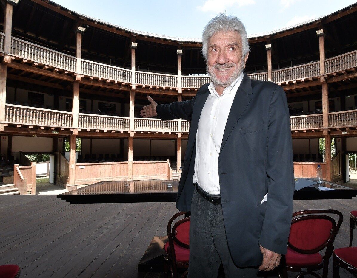 Roma, rubata lapide tomba Gigi Proietti al Verano