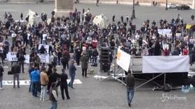 Roma, gli operatori dell’accoglienza riempiono piazza Del Popolo: “Apriamo tutto”