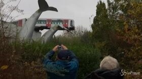 Olanda, il treno deraglia ma lo salva una “balena di plastica”