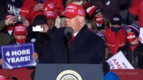 I microfoni non funzionano, Trump: “Significa che non pagherò il conto”