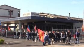 Napoli: operai Whirlpool in protesta, occupano binari in stazione Centrale
