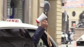 Torino, protesta tassisti: “Noi portiamo i malati di Covid, poi dobbiamo disinfettare tutto”